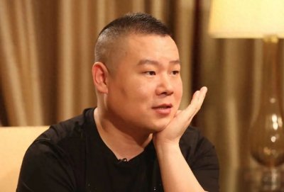 ​三年春晚连失误，换个舞台又笑场，岳云鹏为何还能成为春晚宠儿？