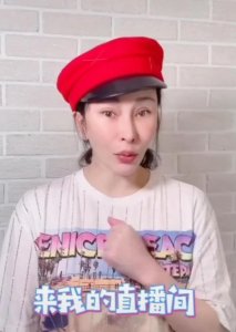 ​41岁歌手温岚近照变化大，被网友质疑变脸，神似刘晓庆和萧亚轩