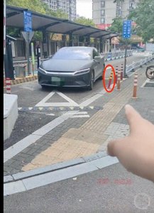 ​车主撞倒停车场塑料警示立柱被索赔900元，街道办回应：涉事第三方公司理赔人
