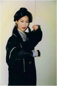 ​18岁出道，曾是英皇一姐，谢霆锋的前女友，如今成人生赢家