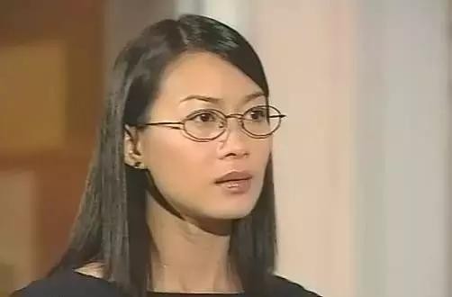 18岁出道，曾是英皇一姐，谢霆锋的前女友，如今成人生赢家