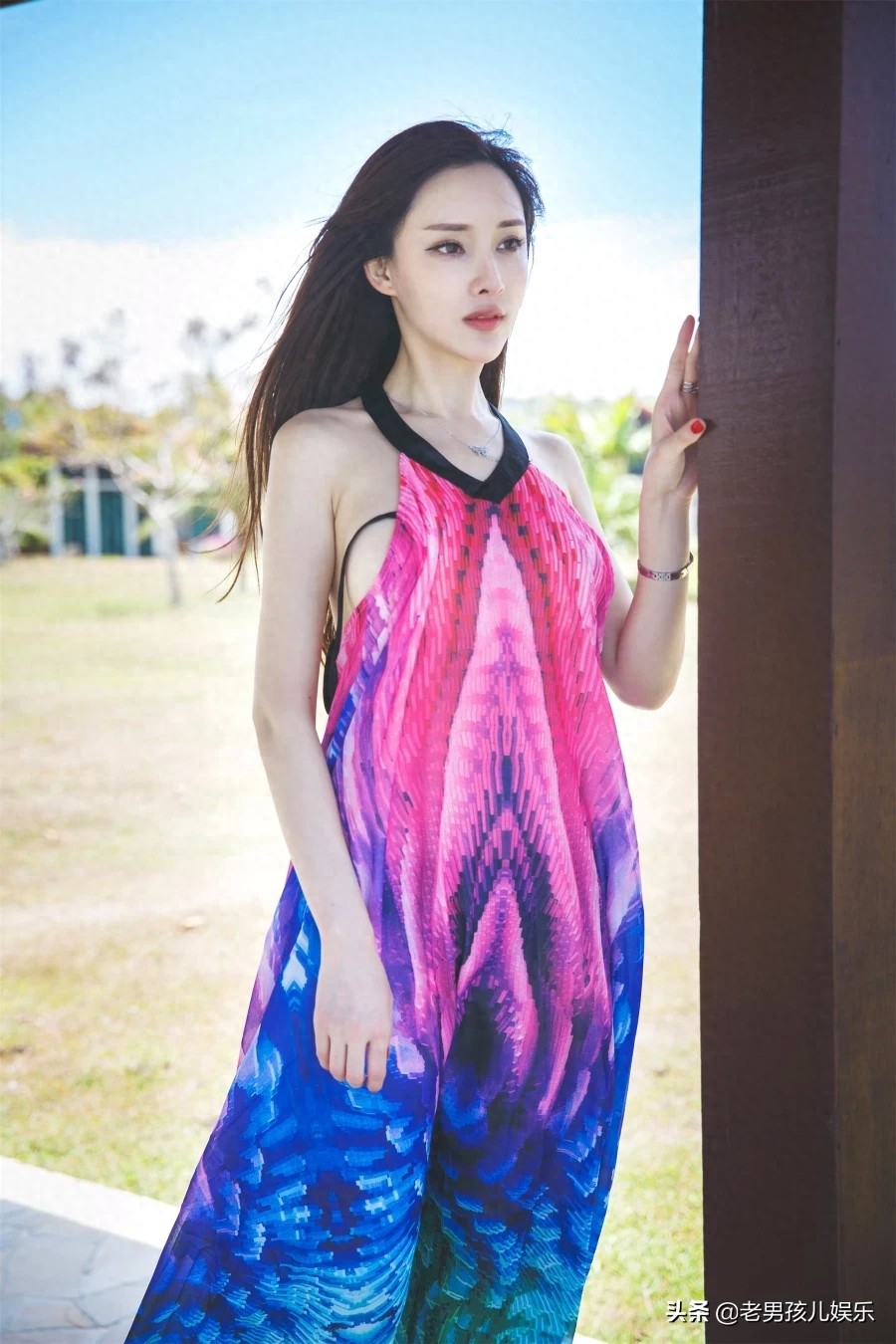 女神级的周妍希，海边魅影让人窒息