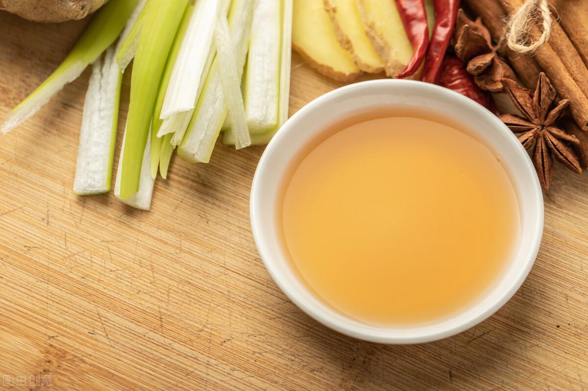 料酒可以用什么代替（料酒可以用白酒或者啤酒代替吗）(图1)