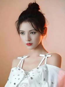 ​张予曦:时尚模特转型，演技受关注，高颜值