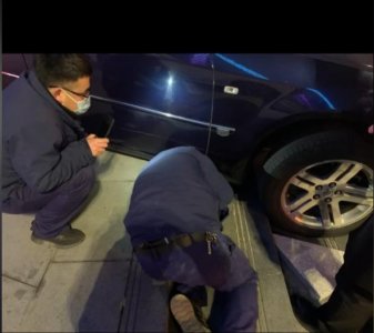 ​51岁王茜华深夜开豪车出事！车冲上台阶被卡住，情况紧急多人帮忙