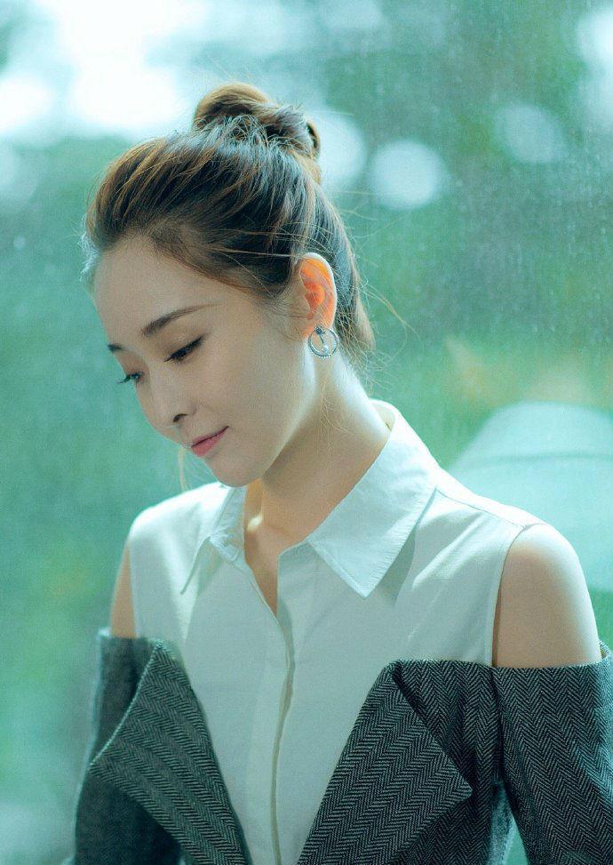 《怒海潜沙》收视率攀升，阿宁戏外换文艺风惊艳，清新女神范撩人