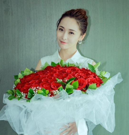 《怒海潜沙》收视率攀升，阿宁戏外换文艺风惊艳，清新女神范撩人