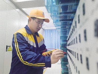 ​铁路信号工寇然 守护列车安全的幕后英雄