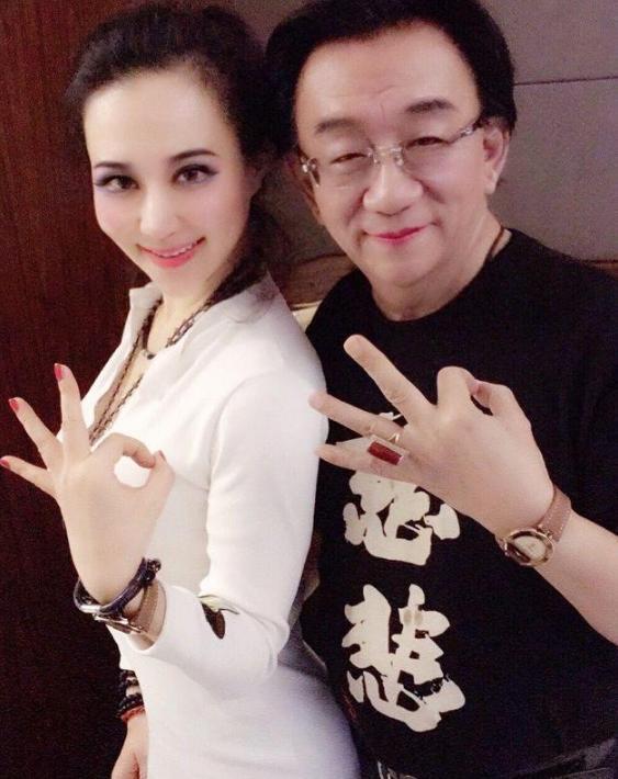 71岁侯耀华收女徒弟，晒出侯耀华送名包名表，长这么好看说相声？