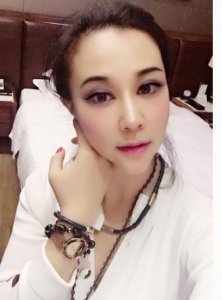 ​71岁侯耀华收女徒弟，晒出侯耀华送名包名表，长这么好看说相声？