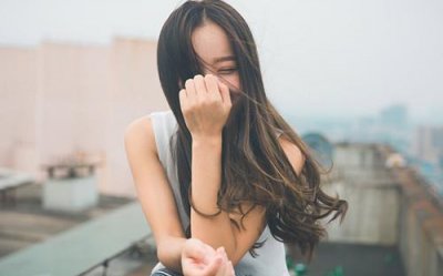 ​女生说hhh是什么意思，怎么回能撩她？