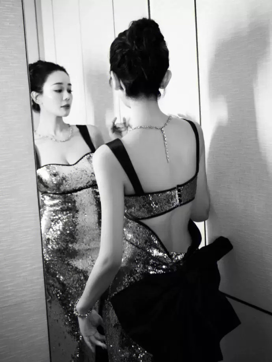 海陆银色吊带礼服写真，一身亮片让人挪不开眼睛