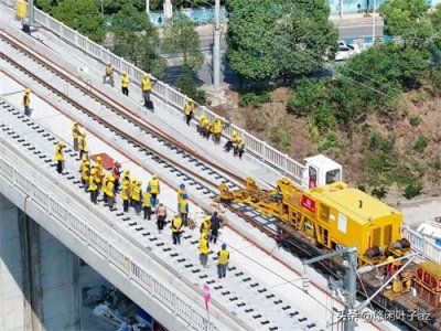 ​渝厦高铁重庆东至黔江段铺轨，未来山城与海滨几小时可达！