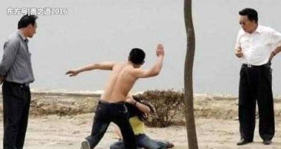 女子打麻将忘接6岁儿子,导致儿子溺水而亡,遭丈夫暴打