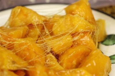 ​拔丝地瓜做法有讲究，掌握好熬糖技巧，保证香脆又拉丝，孩子最爱