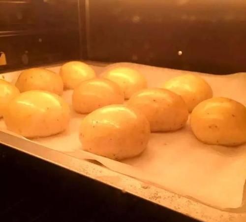 面包表面刷什么才油亮面包表面刷蛋液简单说明