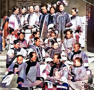 晚清真实老照片:花楼女子媚态百出,溥仪的乳娘丰乳肥臀!