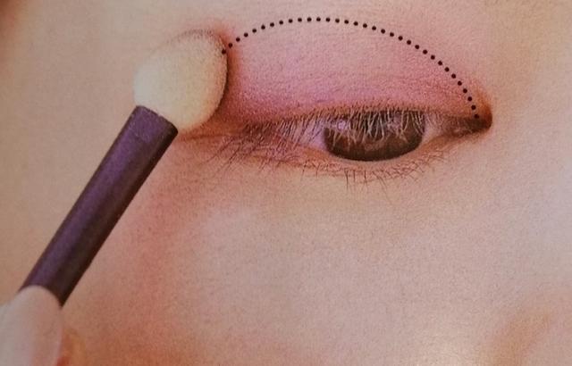 眼部化妆技巧有哪些(掌握眼部化妆技巧)(2)