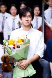 ​易烊千玺演唱电影《只此青绿》同名片尾曲古韵曲调尽显唯美中式审美