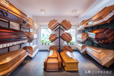 ​看看殡仪馆火化工的条件，晚上经常值夜班，工资比较体面