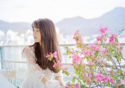 ​小说：花心总裁坏透了，当众就要强吻美女，吓得她赶紧躲进闺房