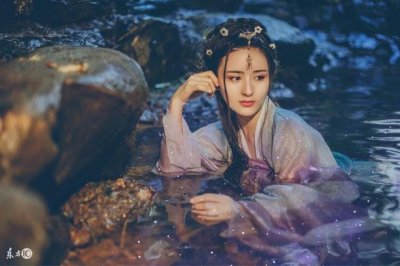 ​小说：老爷花十个铜板买下美貌丫鬟，她突然反抗，大声说出不愿意