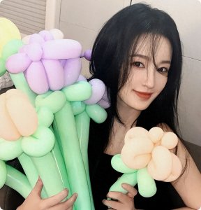 ​34岁李沁冷艳亮相，肌肉线条碾压全场，网友：真自律！