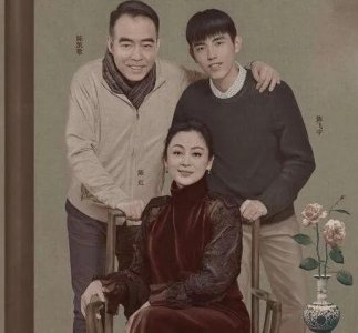 ​陈凯歌陈红夫妇有两个儿子，陈飞宇小儿子很帅，大儿子却长成这样