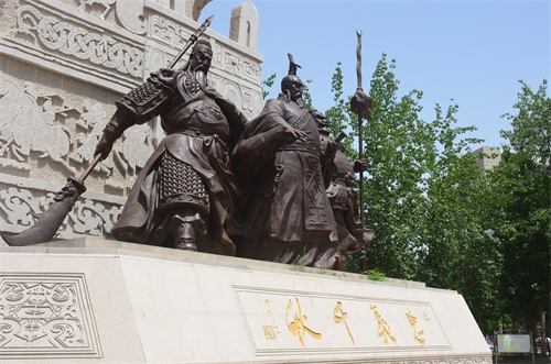 保定街拍，品赏保定府朝阳北大街保百购物广场及附近的城市雕塑