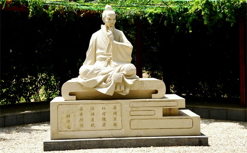 保定街拍，品赏保定府朝阳北大街保百购物广场及附近的城市雕塑