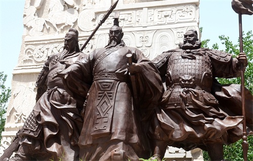 保定街拍，品赏保定府朝阳北大街保百购物广场及附近的城市雕塑