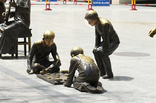 保定街拍，品赏保定府朝阳北大街保百购物广场及附近的城市雕塑