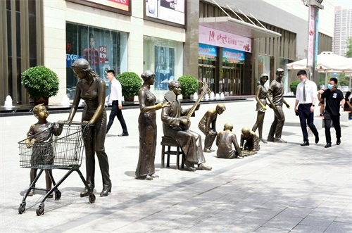 保定街拍，品赏保定府朝阳北大街保百购物广场及附近的城市雕塑