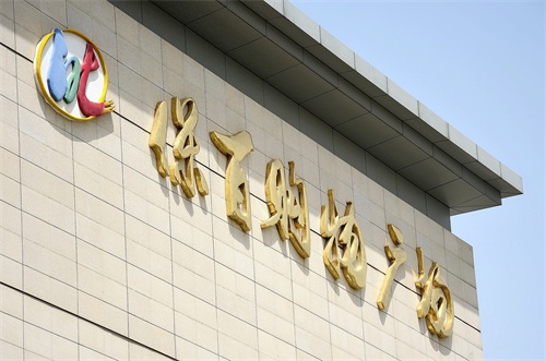 保定街拍，品赏保定府朝阳北大街保百购物广场及附近的城市雕塑