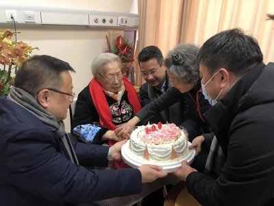 ​母女也有隔夜仇？百岁秦怡和八旬女儿，30年不走动，现在关系也僵