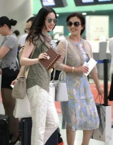 ​刘亦菲母女机场偶遇，美丽基因引全网热议！