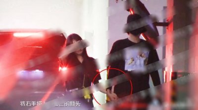 ​恋情曝光？吴亦凡与萌妹十指紧扣同回住所 女方回应