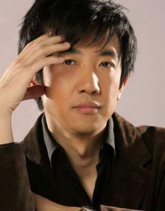 ​男导演，鄢颇