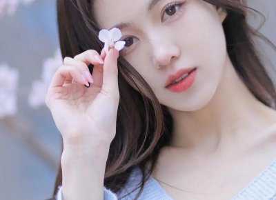 ​何泓姗家里好有钱（何泓姗穿露脐上衣炫富）