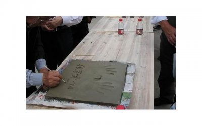 ​女子刚出月子就怀孕，已生三子很自豪，网友：没别的娱乐方式吗