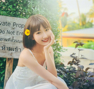 ​毛晓彤早年旧照被扒，大脸塌鼻梁造型雷人，与如今甜美模样差别大