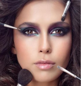 ​怎么化眼妆显得眼睛大(如何化妆显得眼睛大)