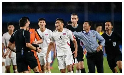 ​朝鲜男足遭日本逆转，全队围堵主裁判抱怨不公！