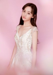 ​郑爽因“腿”上热搜，著名导演点评：像难民营走出