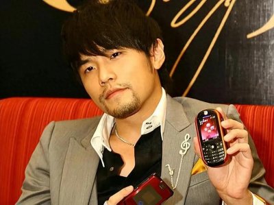 ​重温经典，探寻18年前的手机传奇——周杰伦代言的MOTO ROKR E2！