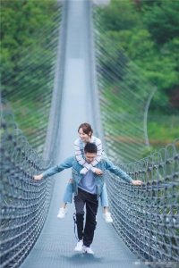 ​买超生日晒与张嘉倪合照庆结婚四周年，夫妻俩嘟嘴卖萌秀婚戒超甜