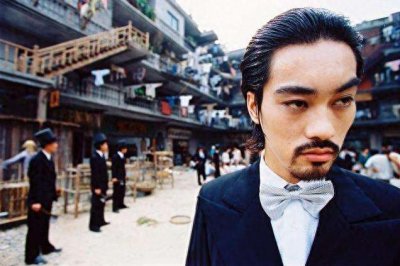 ​《功夫》里的琛哥，原来深藏不露，西装里藏肌肉