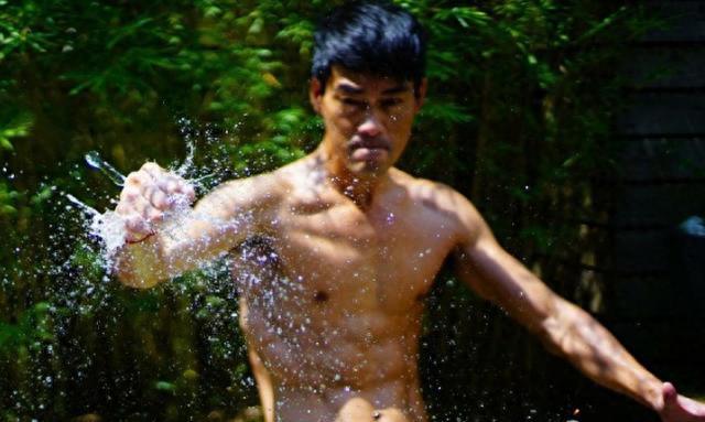 《功夫》里的琛哥，原来深藏不露，西装里藏肌肉