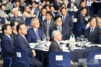 ​文在寅罕见公开亮相！69岁夫人穿水墨风裙配黑披风，美得温婉贵气