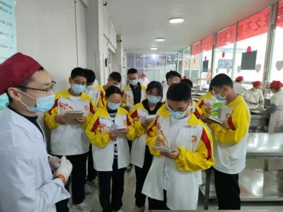 ​河北阜城中学邀请学生代表参观评价食堂